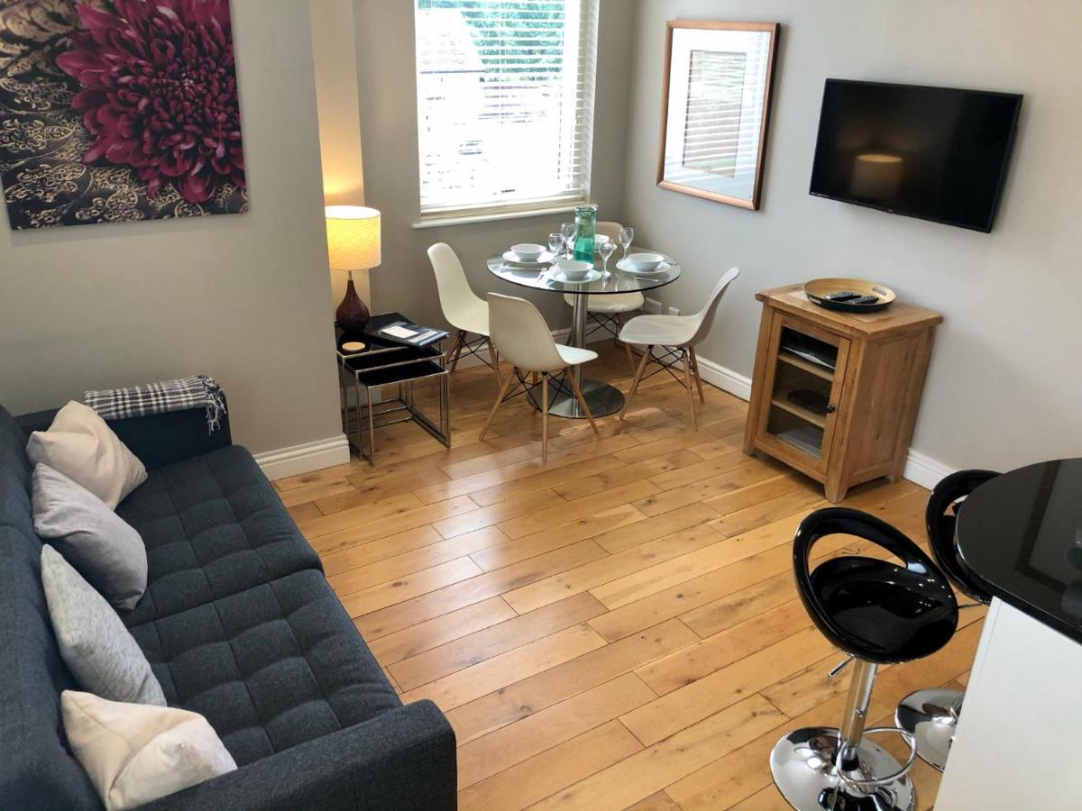 The Courtyard 2 Bedroom Apartments In Central Windsor With Parking 외부 사진