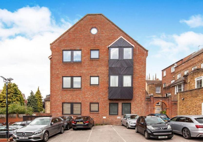 The Courtyard 2 Bedroom Apartments In Central Windsor With Parking 외부 사진