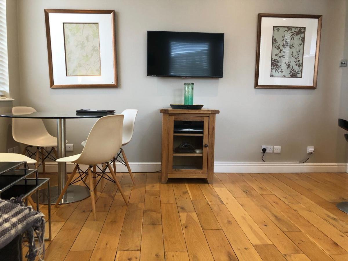 The Courtyard 2 Bedroom Apartments In Central Windsor With Parking 외부 사진