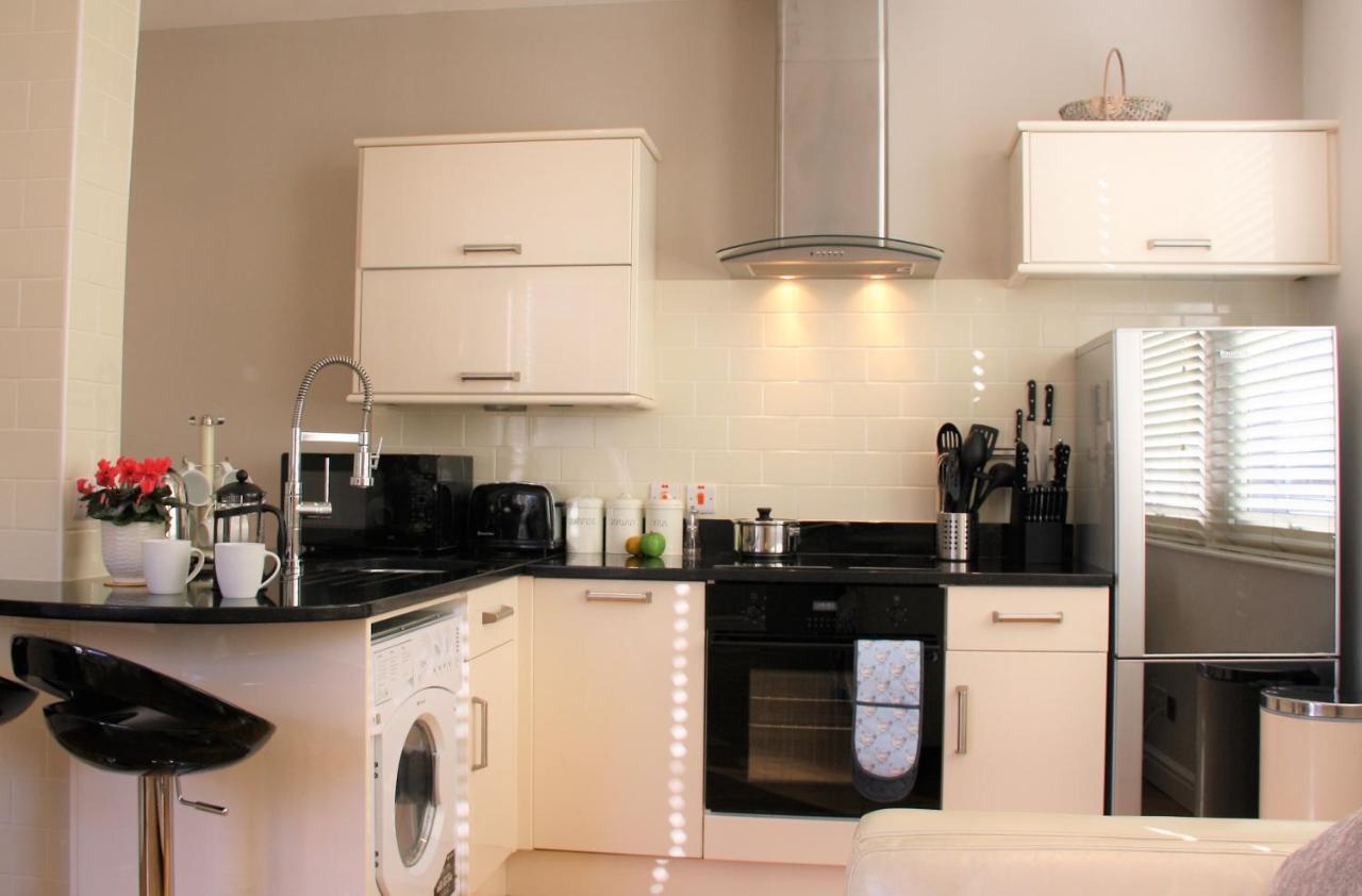 The Courtyard 2 Bedroom Apartments In Central Windsor With Parking 외부 사진
