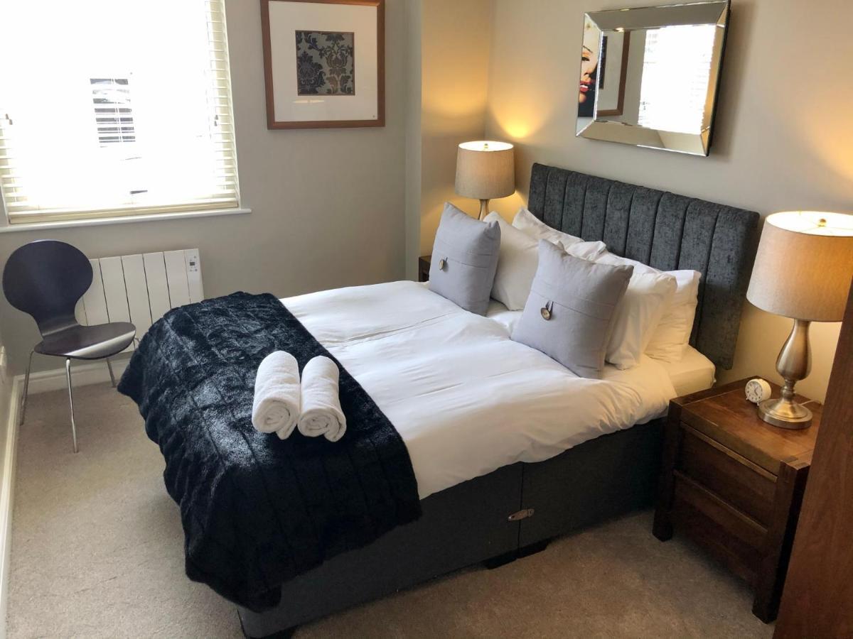The Courtyard 2 Bedroom Apartments In Central Windsor With Parking 외부 사진