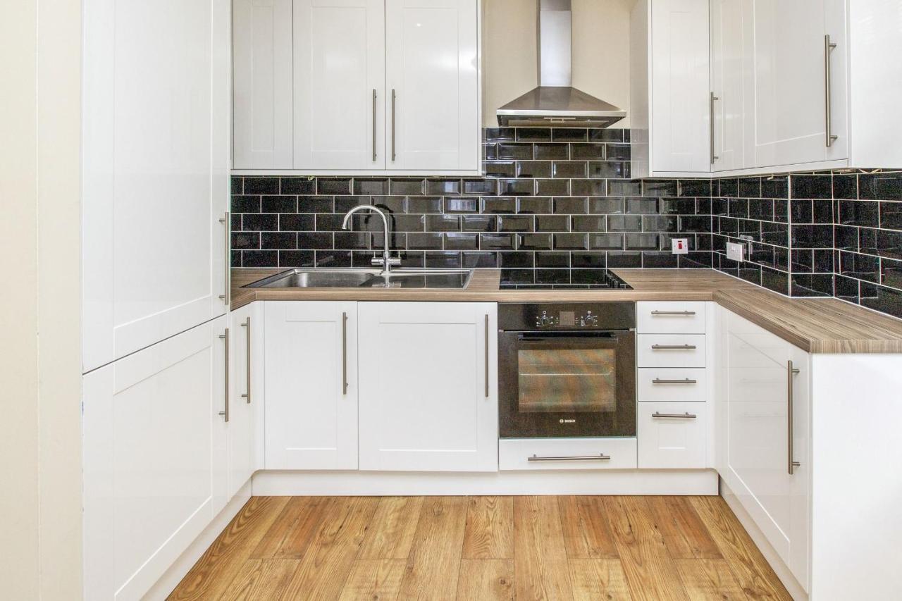 The Courtyard 2 Bedroom Apartments In Central Windsor With Parking 외부 사진