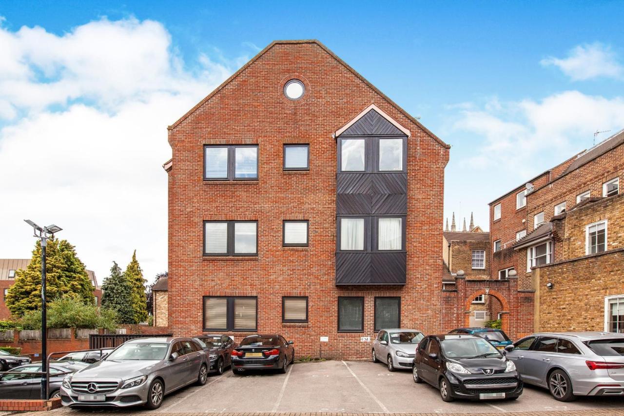 The Courtyard 2 Bedroom Apartments In Central Windsor With Parking 외부 사진