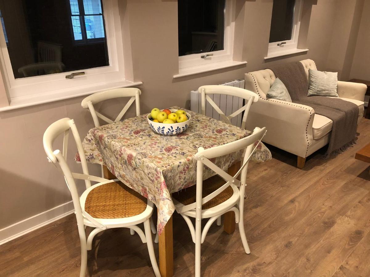 The Courtyard 2 Bedroom Apartments In Central Windsor With Parking 외부 사진