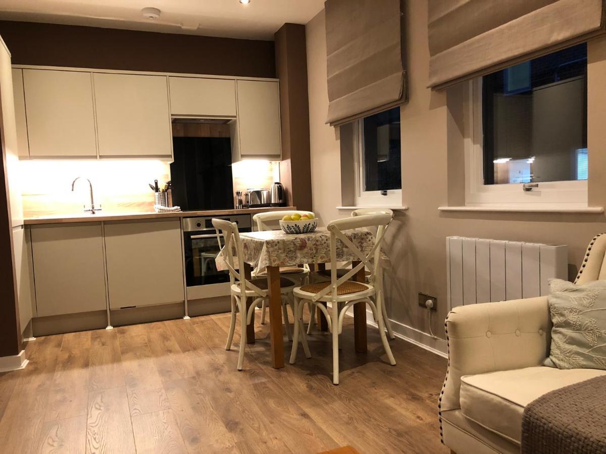 The Courtyard 2 Bedroom Apartments In Central Windsor With Parking 외부 사진