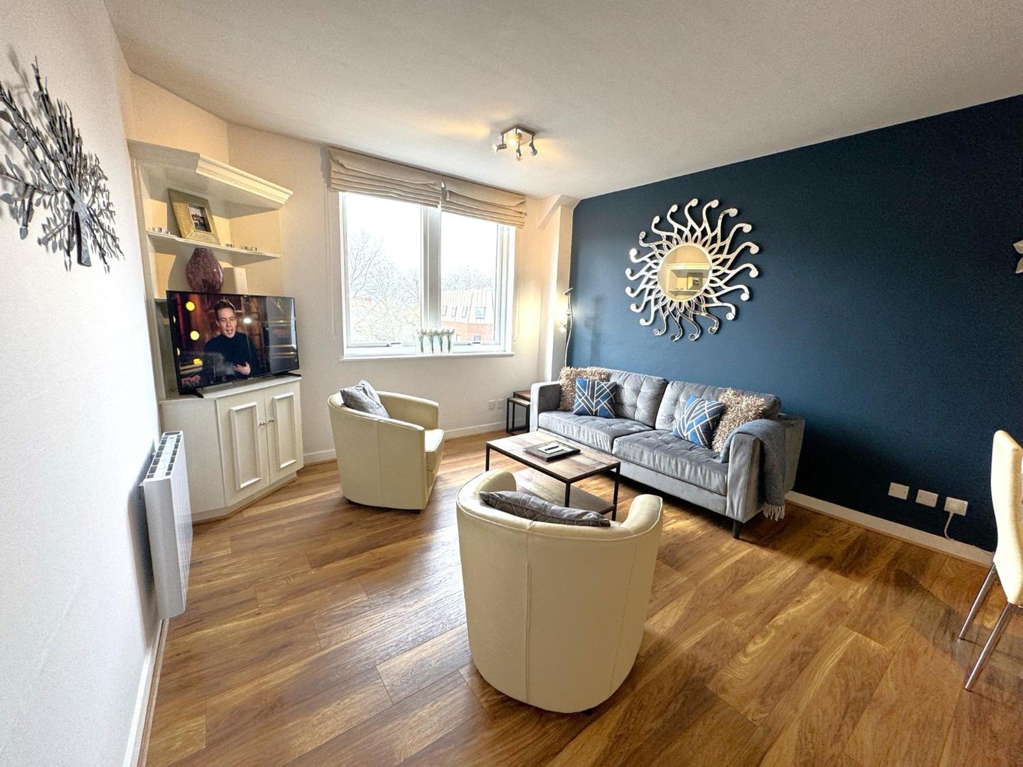 The Courtyard 2 Bedroom Apartments In Central Windsor With Parking 외부 사진