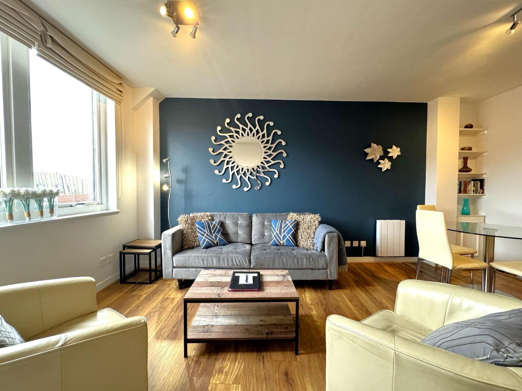 The Courtyard 2 Bedroom Apartments In Central Windsor With Parking 외부 사진