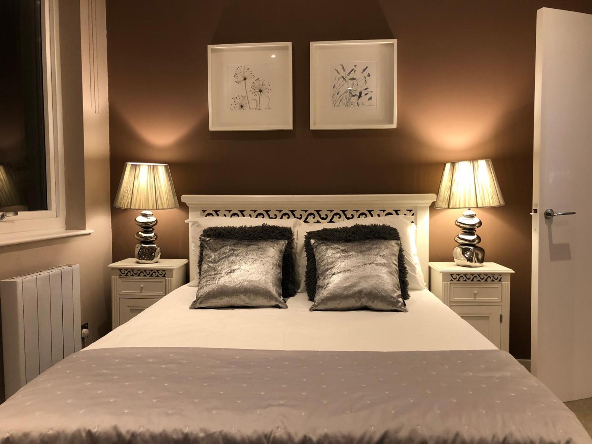 The Courtyard 2 Bedroom Apartments In Central Windsor With Parking 외부 사진