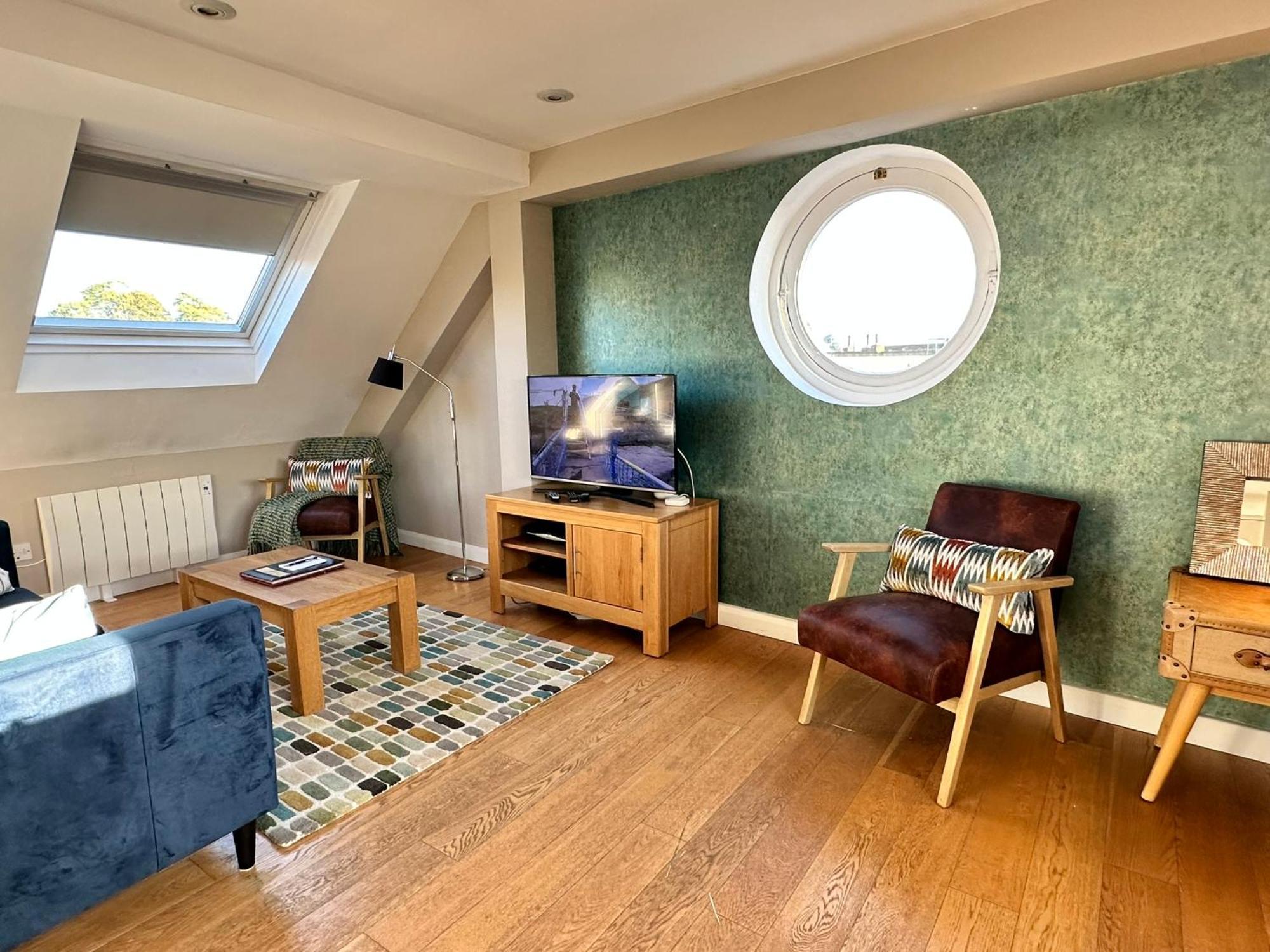 The Courtyard 2 Bedroom Apartments In Central Windsor With Parking 외부 사진