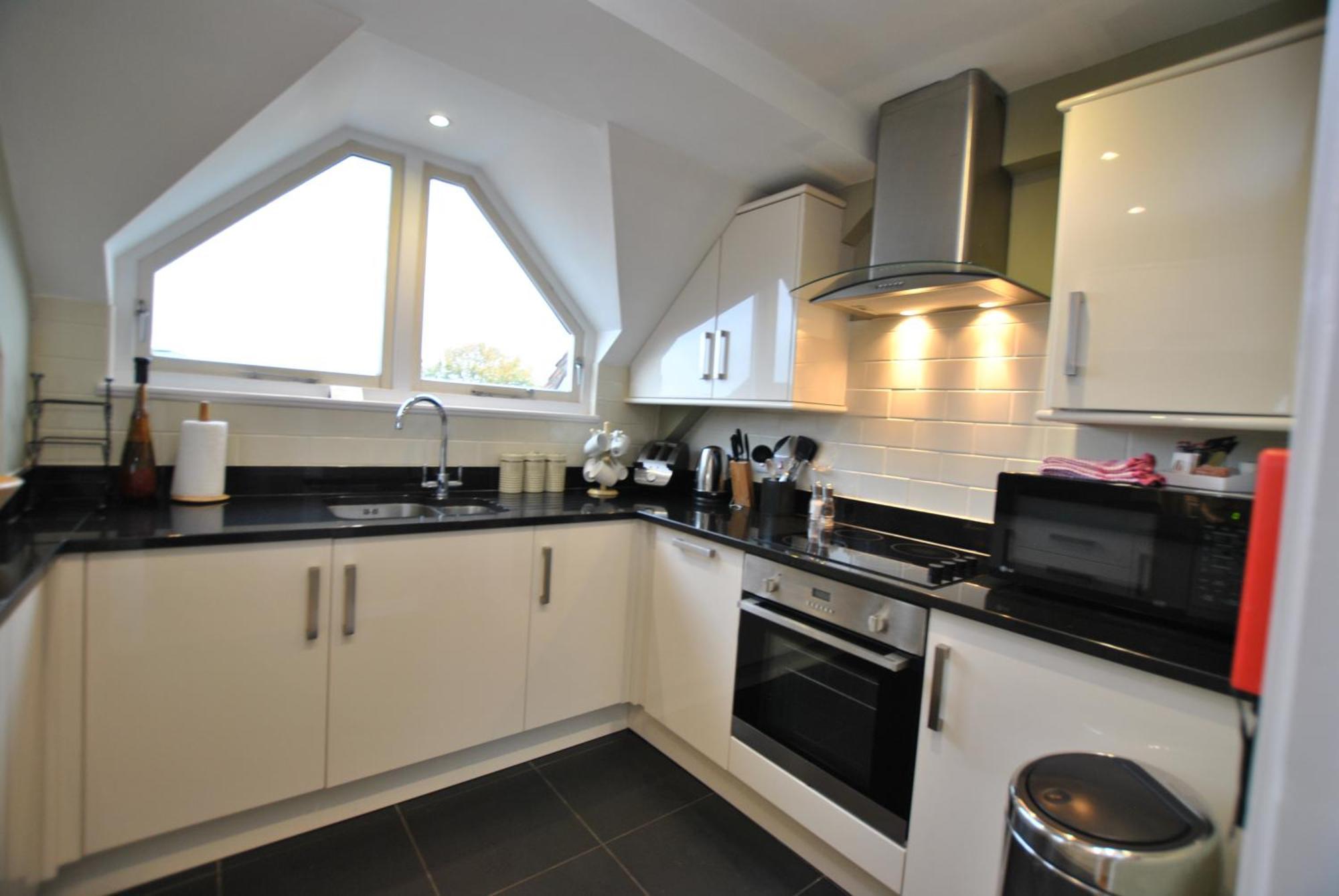 The Courtyard 2 Bedroom Apartments In Central Windsor With Parking 외부 사진