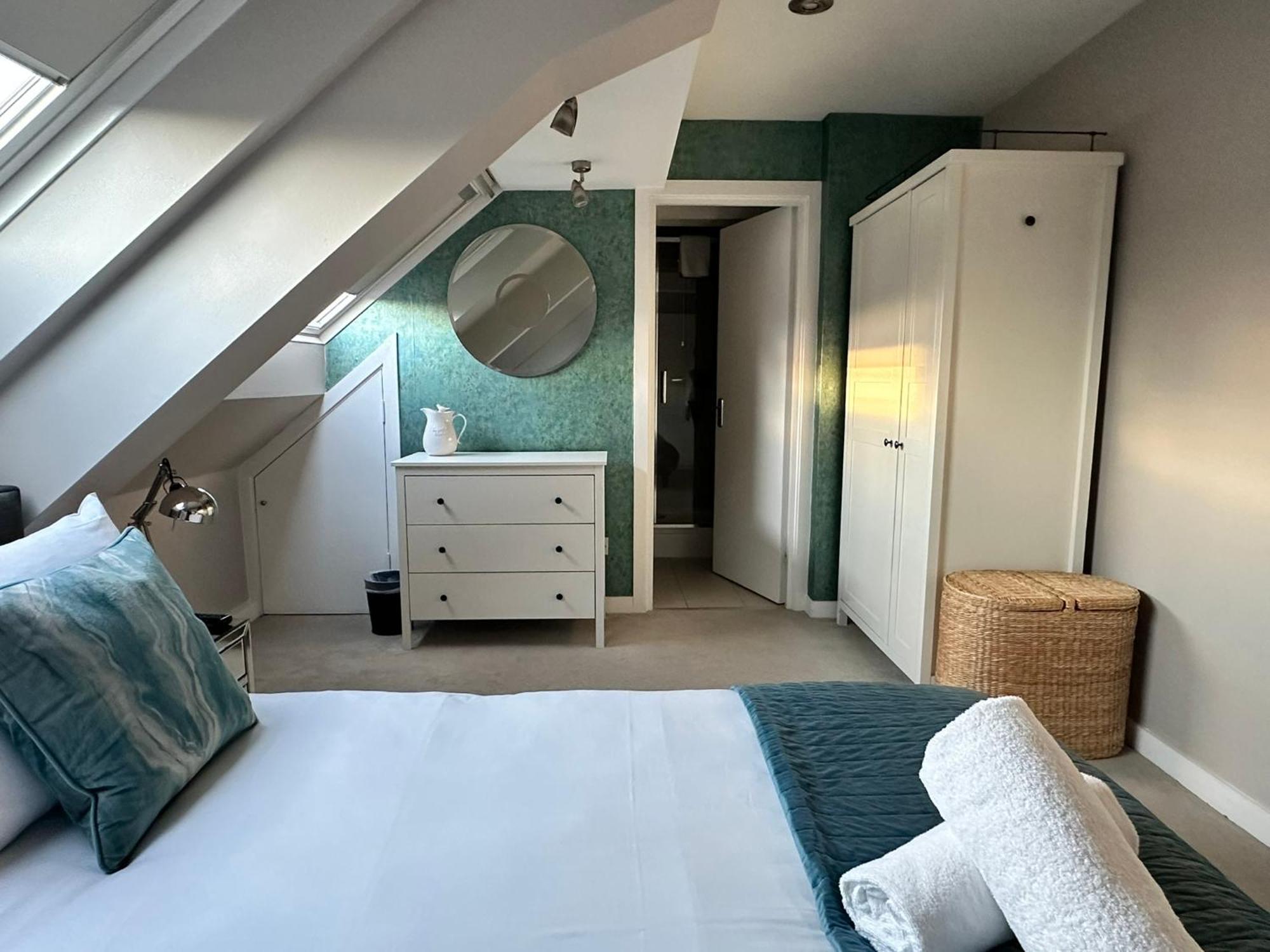 The Courtyard 2 Bedroom Apartments In Central Windsor With Parking 외부 사진