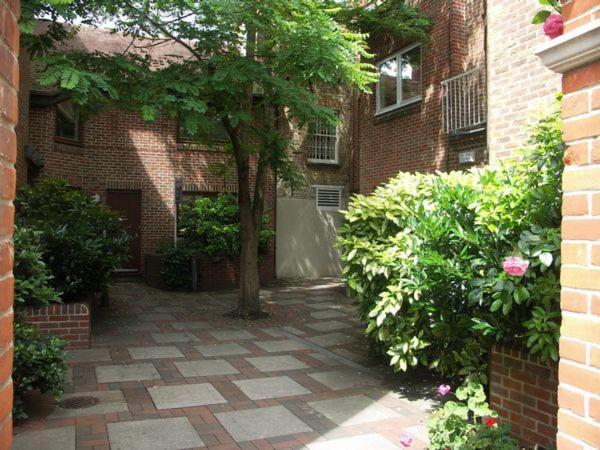 The Courtyard 2 Bedroom Apartments In Central Windsor With Parking 외부 사진