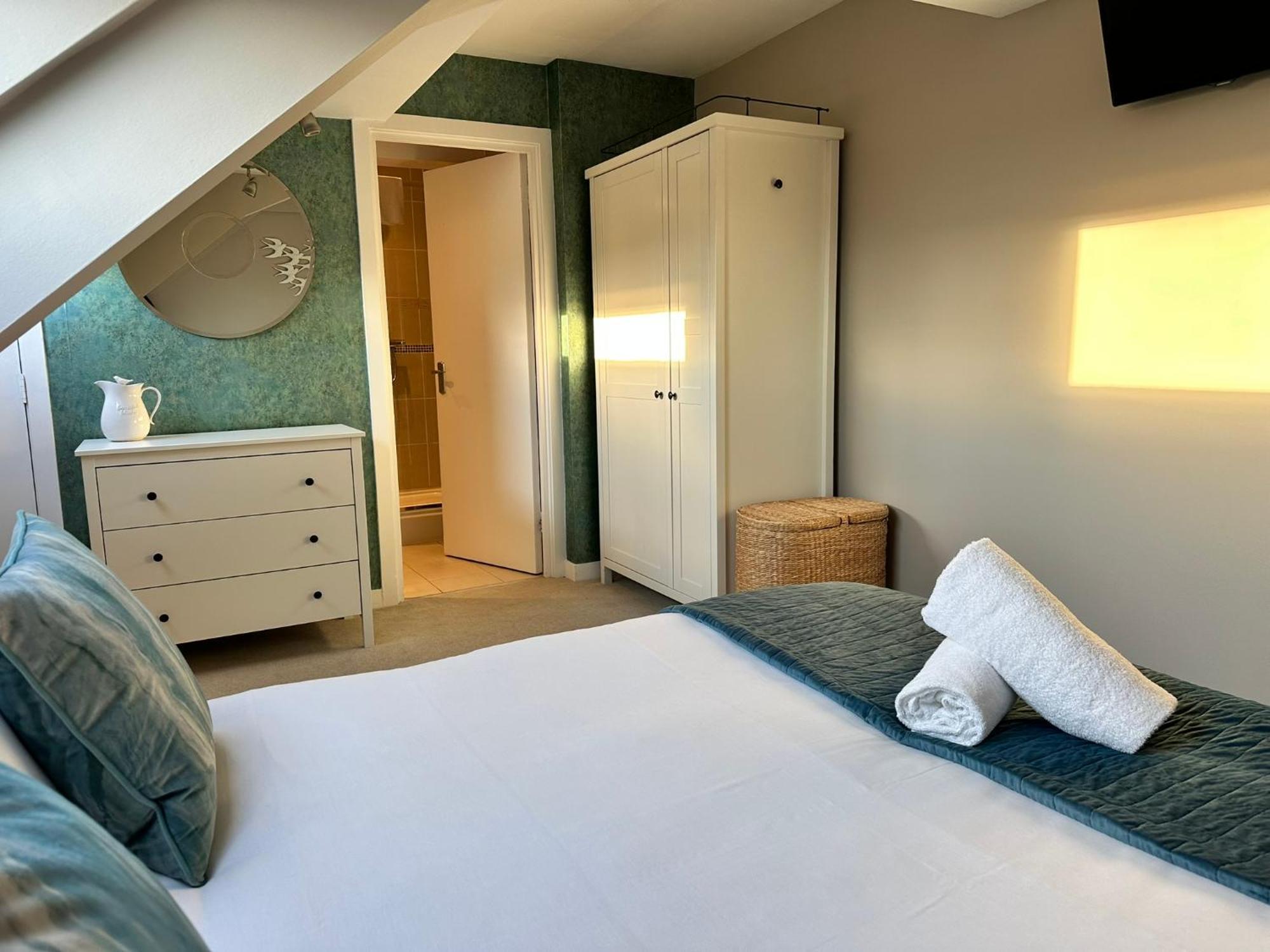 The Courtyard 2 Bedroom Apartments In Central Windsor With Parking 외부 사진