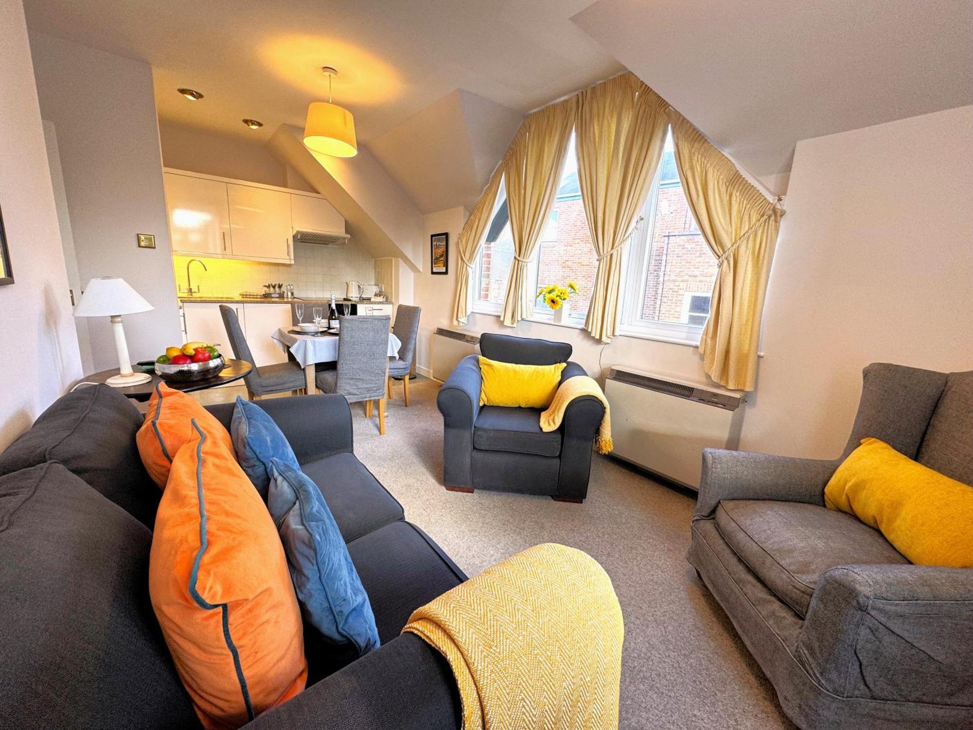 The Courtyard 2 Bedroom Apartments In Central Windsor With Parking 외부 사진