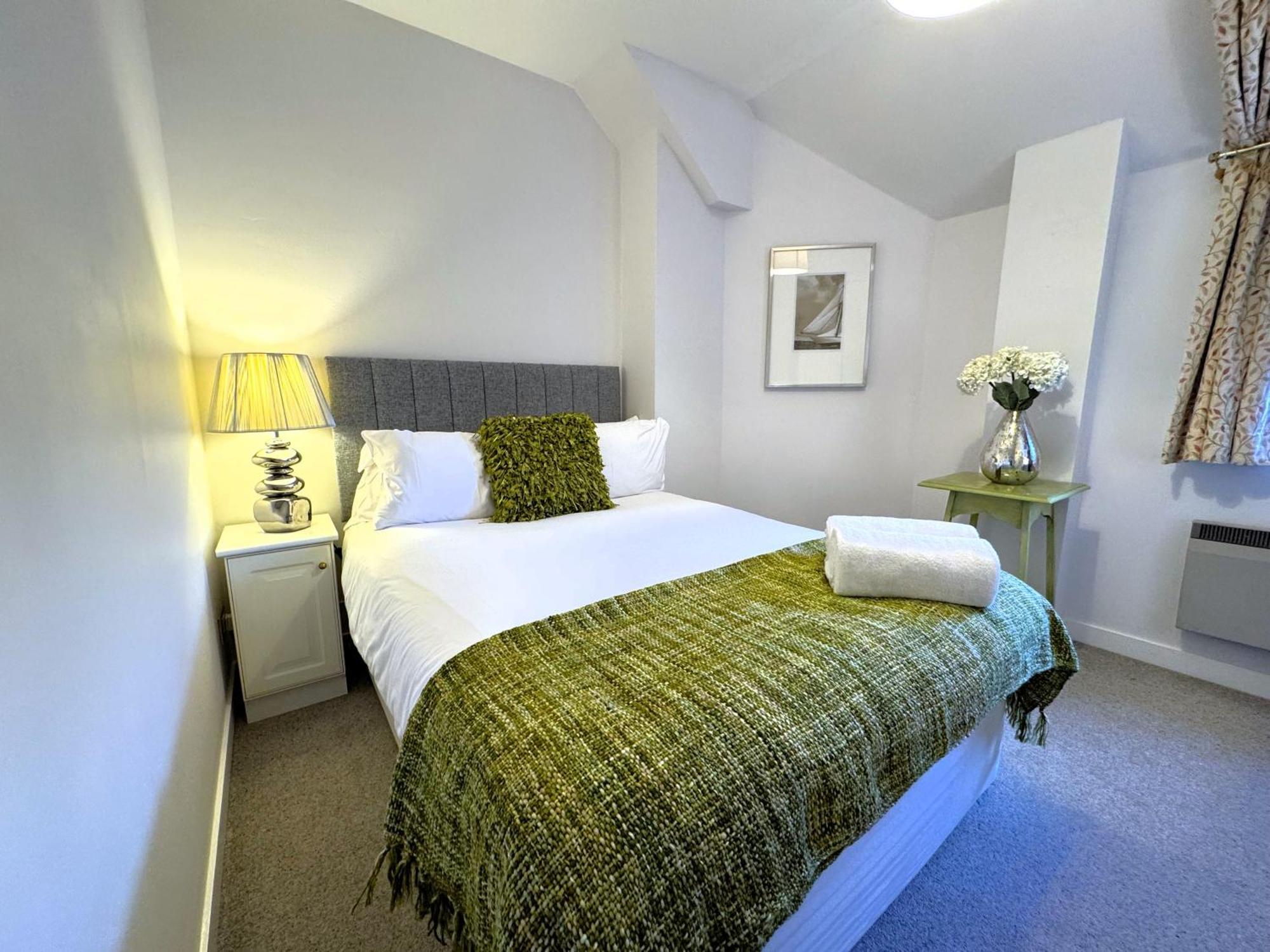 The Courtyard 2 Bedroom Apartments In Central Windsor With Parking 외부 사진