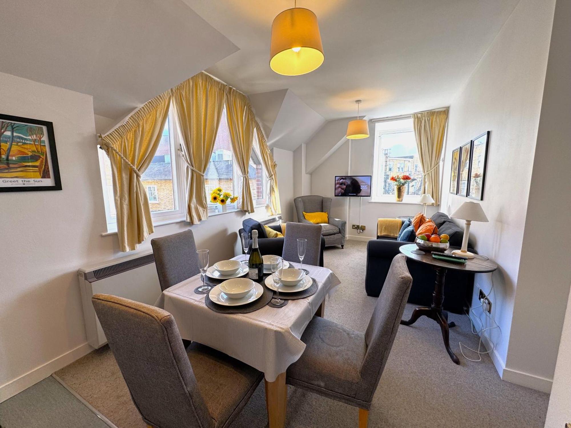 The Courtyard 2 Bedroom Apartments In Central Windsor With Parking 외부 사진