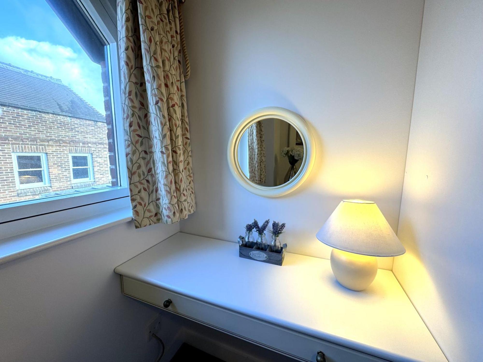 The Courtyard 2 Bedroom Apartments In Central Windsor With Parking 외부 사진