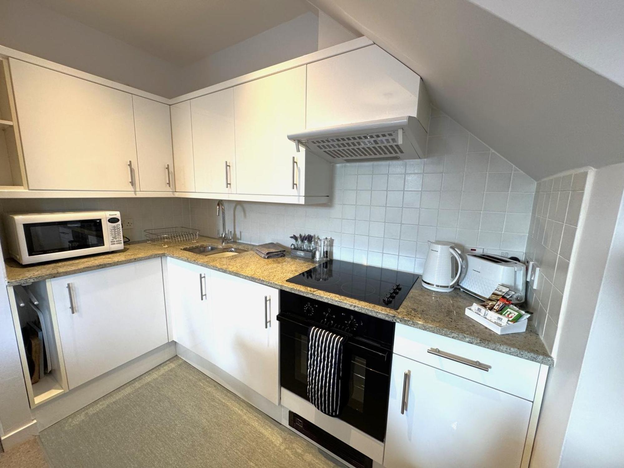 The Courtyard 2 Bedroom Apartments In Central Windsor With Parking 외부 사진