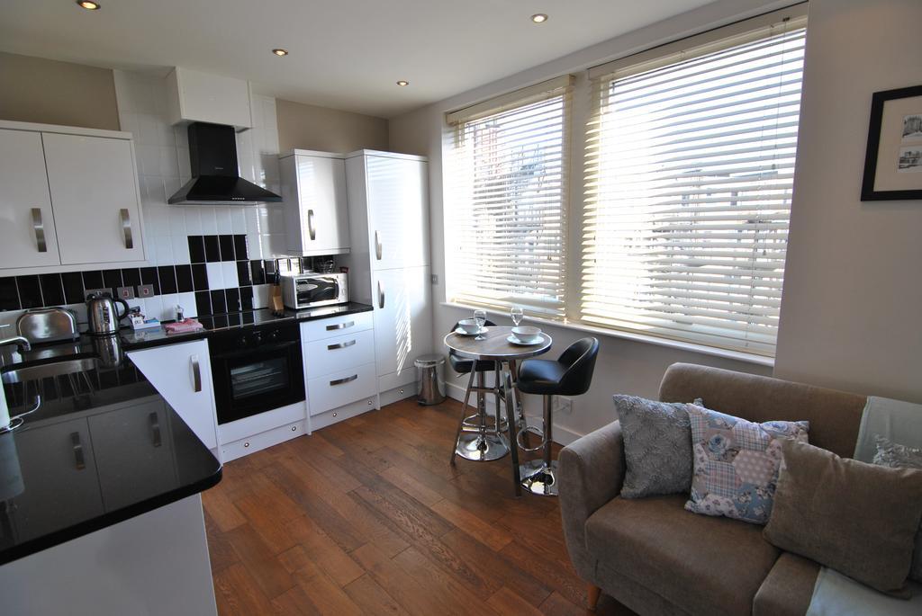 The Courtyard 2 Bedroom Apartments In Central Windsor With Parking 외부 사진