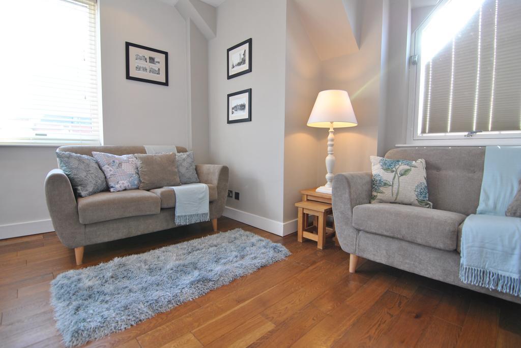 The Courtyard 2 Bedroom Apartments In Central Windsor With Parking 외부 사진