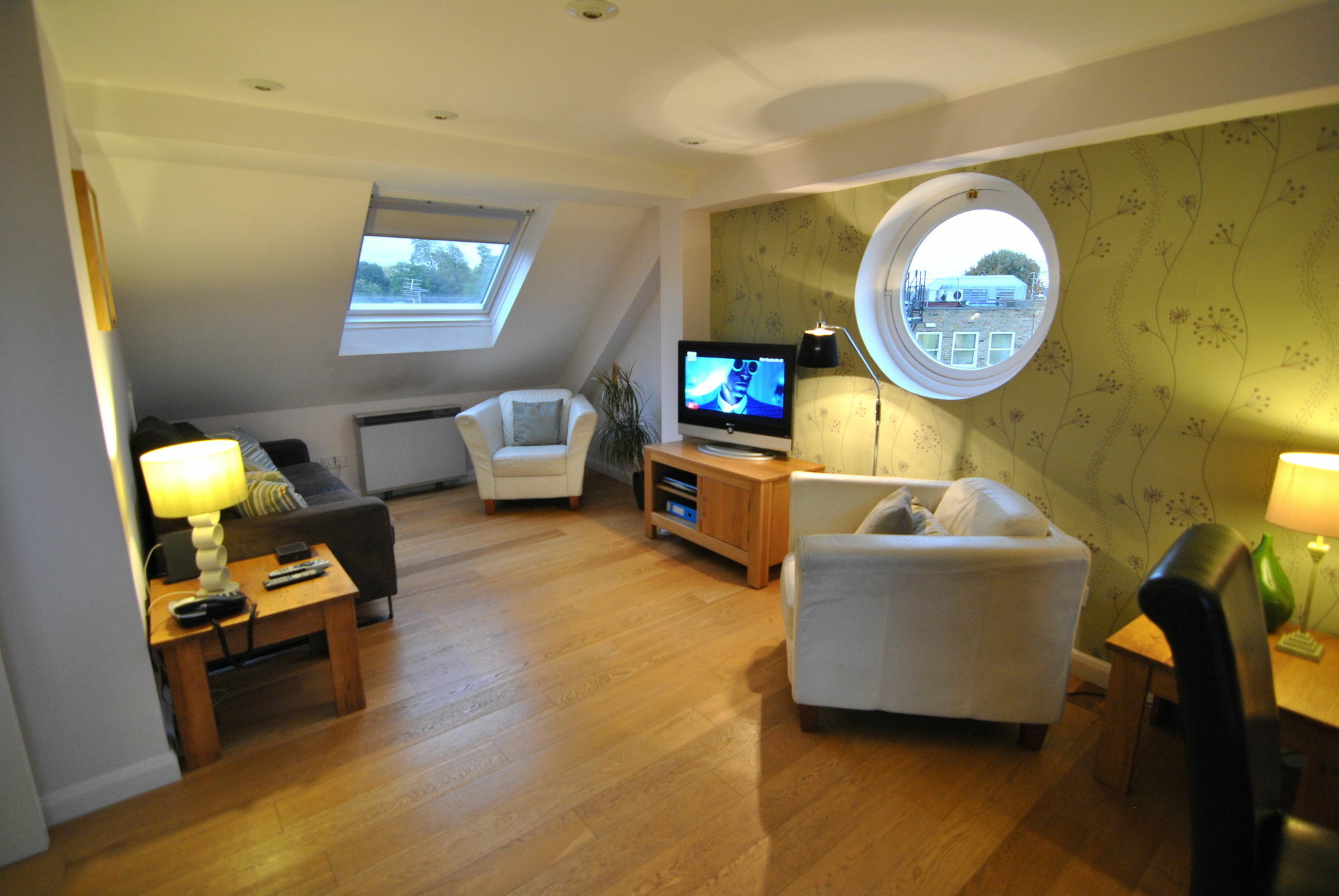 The Courtyard 2 Bedroom Apartments In Central Windsor With Parking 외부 사진