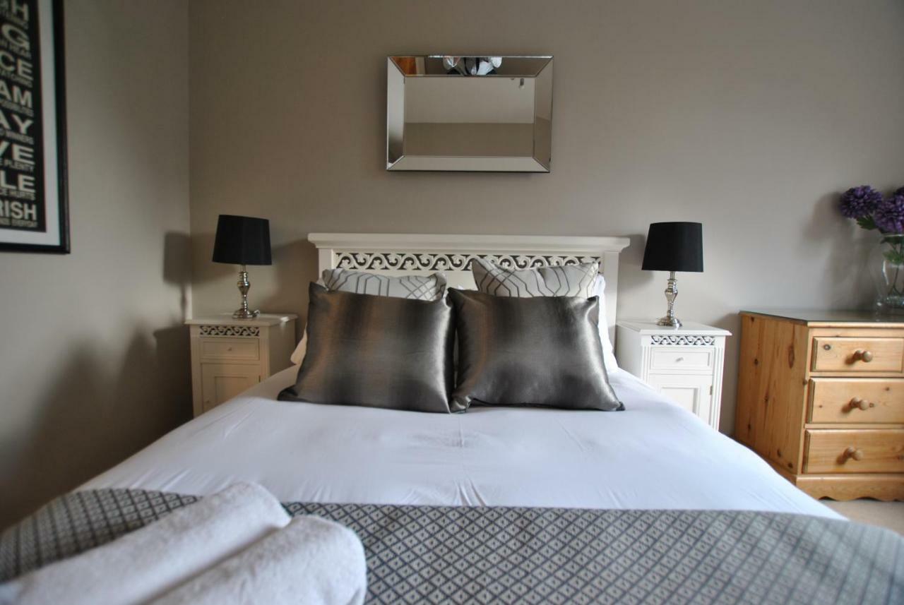 The Courtyard 2 Bedroom Apartments In Central Windsor With Parking 외부 사진