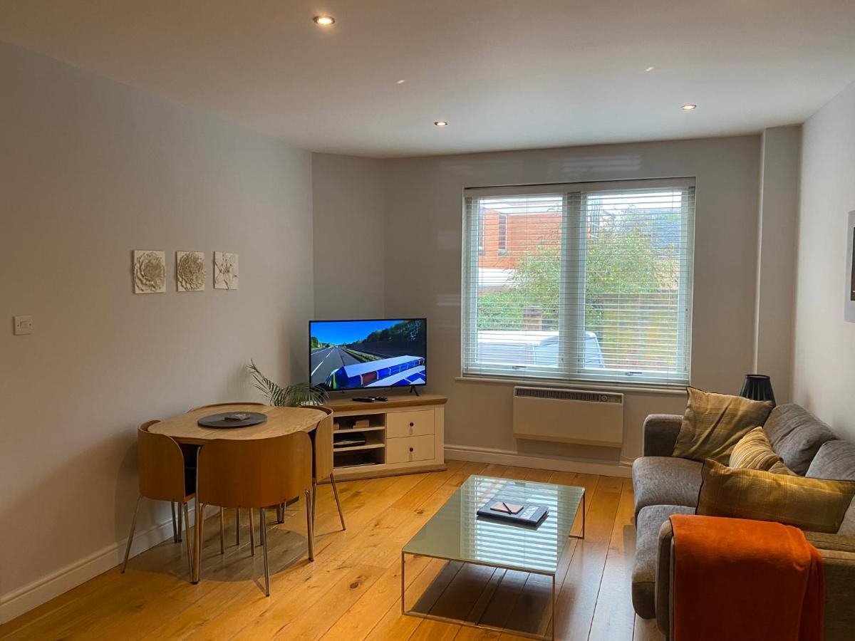 The Courtyard 2 Bedroom Apartments In Central Windsor With Parking 외부 사진